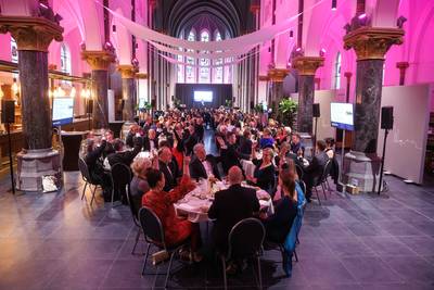 Niet slecht: 950 euro voor een ‘afgrijselijk schilderij’ van iemand die bijna iedereen kent