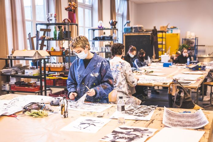 GENT - Secundair Kunstinstituut Gent: leerling Kato Masereel aan de slag in een atelier.