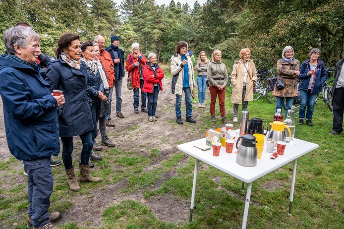 Geïnteresseerden krijgen tijdens een wandeling door De Stelt uitleg over Hof van Oss.