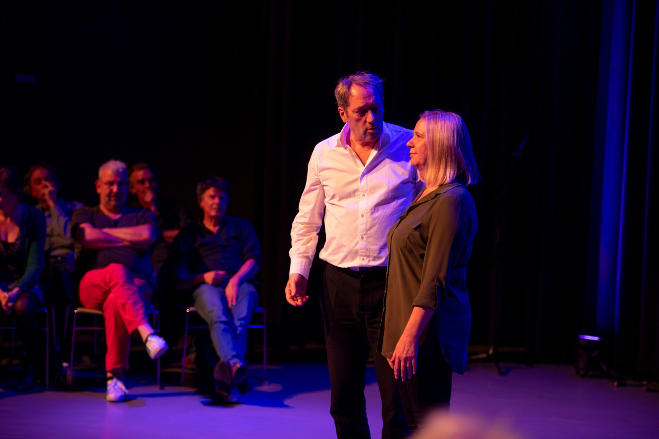 Topacteur Gijs Scholten van Aschat geeft eeuweling toneelles in Diepenheim Foto tubantia.nl