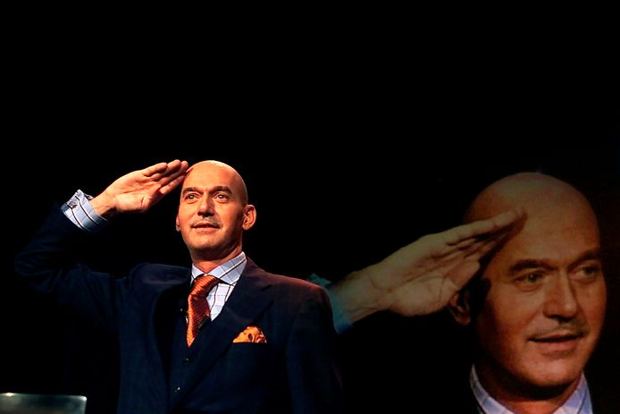 Pim Fortuyn Geeft zijn 'At Your Service'-groet tijdens zijn toespraak op het Leefbaar Nederland Congres waar hij tot lijsttrekker werd verkozen.