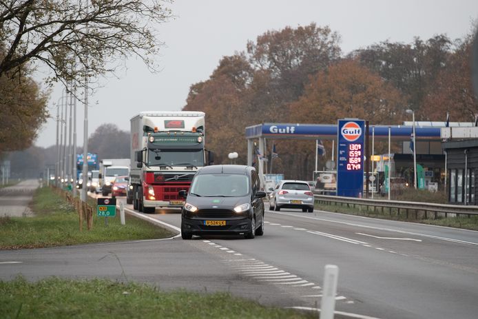 De kruising N35-Stationsstraat in Haarle.