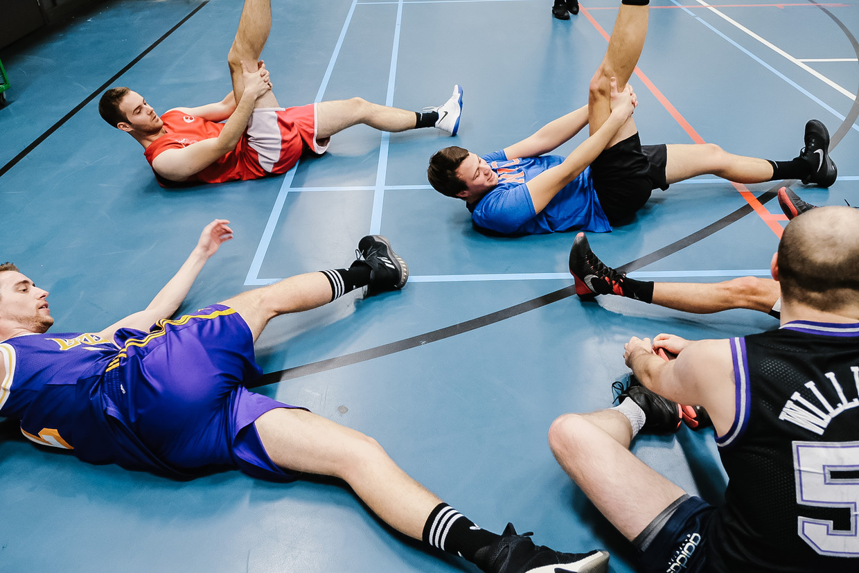 Spelers van basketbalclub Gentson tijdens de opwarming.  Beeld Wouter Van Vooren