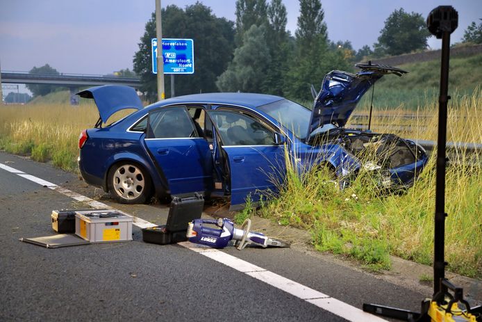 De ene auto klapte tegen de vangrail, de ander kwam in een sloot aan de andere kant van de weg terecht.