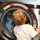 Peuter op het nippertje gered uit draaiende wasmachine