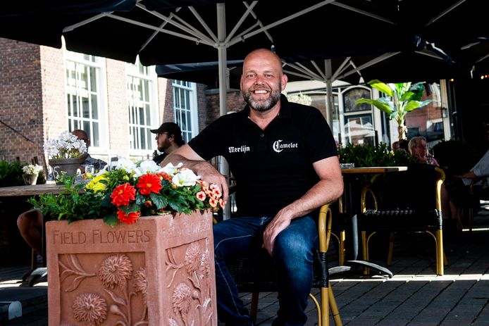 In het Zutphense café Camelot is zondag een persoon binnen geweest die besmet was met corona. Daardoor zijn zo'n 7 personeelsleden van het café ook besmet geraakt. Daarom besluit uitbater Remy Koppel om dit weekend de deuren van zijn café te sluiten.