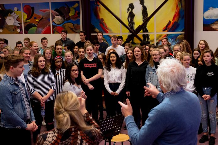 Het Sokkenbuurtkoor viert het jubileum 8 februari in Orpheus, samen met twee schoolkoren. De scholieren zijn flink aan het repeteren.