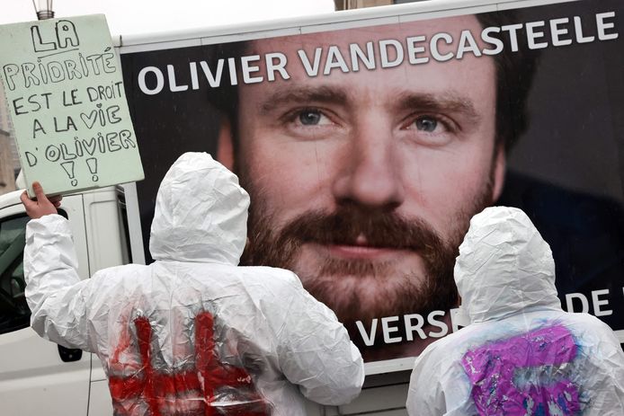 Olivier Vandecasteele zit al sinds 24 februari 2022 in een Iraanse gevangenis en ondanks protest slaagt de Belgische overheid er niet in een uitwisselingsverdrag met Iran te sluiten.