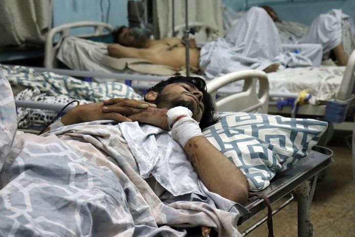 Gewonde Afghanen in een ziekenhuis in Kaboel waar zij werden opgenomen na de aanslagen bij het vliegveld van Kaboel. (26/08/2021)