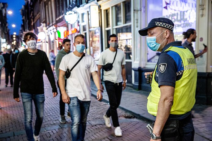Mondkapjes verplicht op de drukste plek van Nederland, de Wallen: 'We mógen  niet eens bekeuren' | Binnenland | bd.nl
