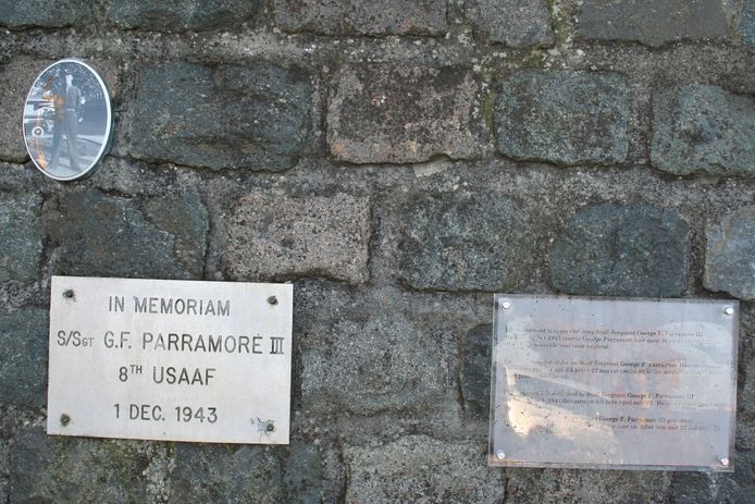 Nieuw aan het monument zijn een foto van G. Parramore en een plaatje met uitleg in vier talen.