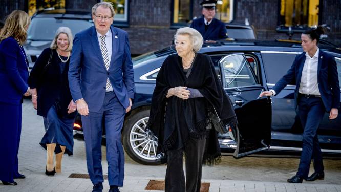 Prinses Beatrix verschijnt met pols in het gips bij prijsuitreiking