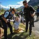 Klimaatactivisten leggen de Tour stil: ‘Politici leiden ons naar een wereld waarin de Tour niet kan bestaan’