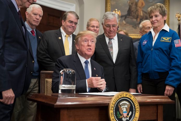 President Donald Trump ondertekent de opdracht voor een bemande missie naar de maan.
