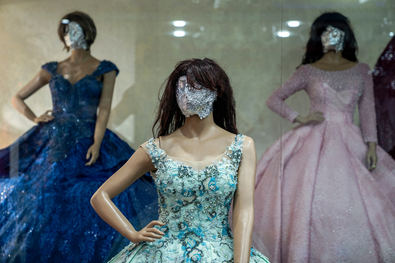 À Kaboul, les visages des mannequins dans les magasins de vêtements sont recouverts de papier aluminium, de tissus ou de sacs.