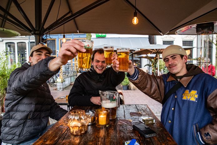 Tien uur 's ochtends aan het bier? Als het niet anders kan...denken deze Deventenaren op de Brink.