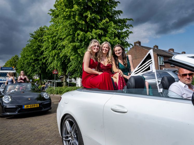 Examenleerlingen dragen rouwvlag bij galatour voor overleden mentor Tineke