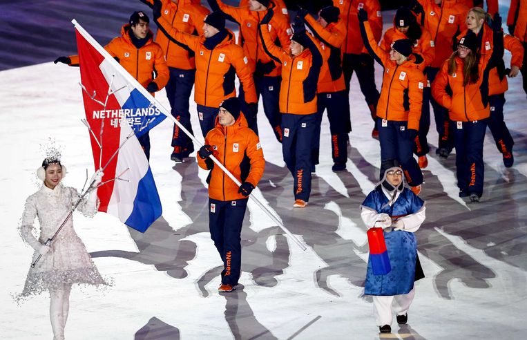 Jan Smeekens draagt de Nederlandse vlag het Olympisch Stadion in tijdens de openingsceremonie van de Olympische Winterspelen van Pyeongchang.  Beeld ANP