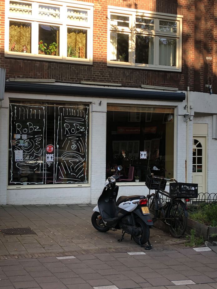 ...en de vernielde ruiten van Indiaas restaurant Pind Punjabi iets zuidwaarts.