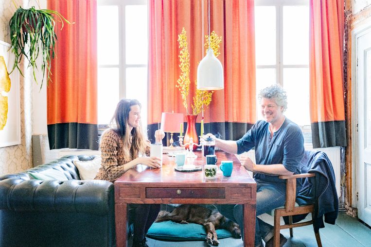 Het Chesterfield-bankje is tweedehands en door zijn aftandse staat ‘een beetje raar’, zegt Liesbeth. 
’Maar het is wel grappig én handig, want de bank staat op wieltjes, dus we kunnen het overal naartoe verplaatsen.’ Beeld Marleen Sleeuwits