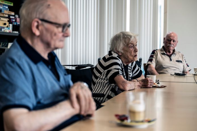 Toch weer coronabesmettingen op Waalboog locatie verpleeghuis Nijevelt. Wil Langendoen, Susan Jansen en Jan Jansen (vlnr).