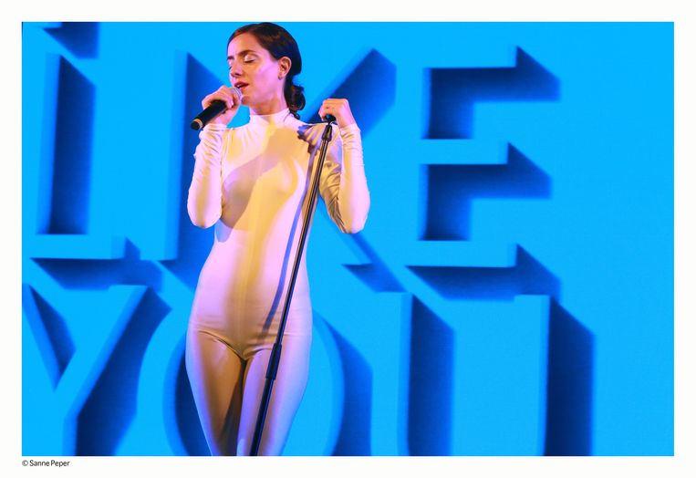 Naomi Velissariou in Permanent Destruction in The SK Concert.  Beeld Sanne Peper