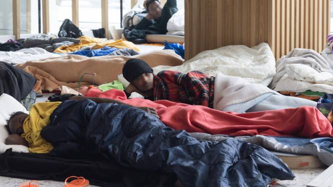 Les demandeurs d'asile occupent toujours le bâtiment du futur centre de crise: “Nous ne manquons de rien”