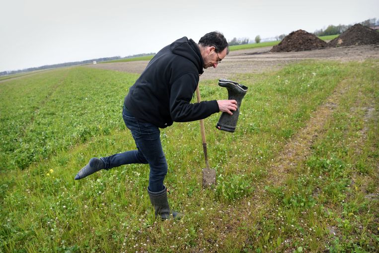Joost van Strien, op zijn veganistische boerderij Zonnegoed in Ens.  Beeld Marcel van den Bergh / de Volkskrant