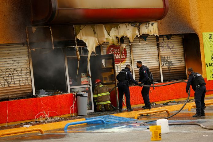 Een kruidenierszaak werd in brand gestoken. Twee vrouwen in de winkel kwamen om, een derde raakte gewond.