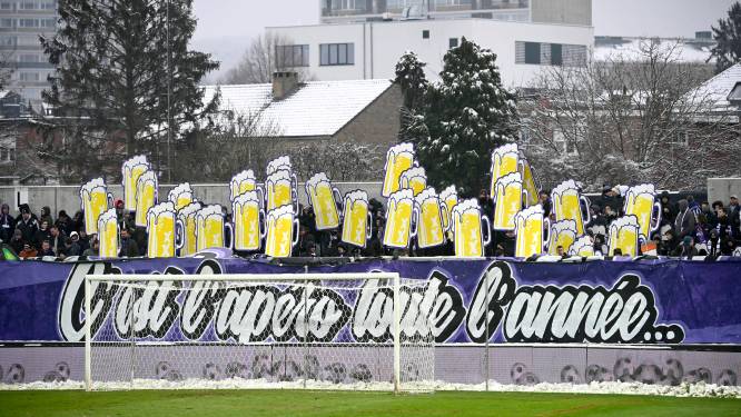 “Aperitief hele jaar door”: harde kern Anderlecht zet verjaardag met vuurpijlen en aparte tifo in de kijker