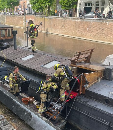 Brand in woonboot in Den Bosch, boot voorlopig onbewoonbaar 