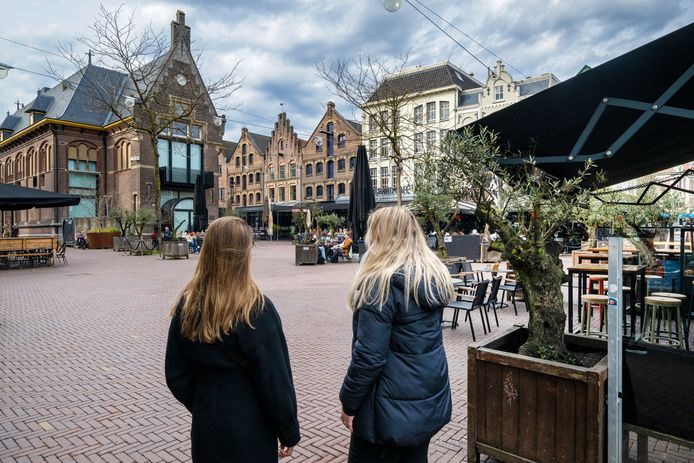 Lisa en Dionne (gefingeerde namen) werden afgelopen weekend onwel tijdens een avondje stappen op de Korenmarkt. Ze vermoeden dat ze GHB in hun drankje kregen toegediend. Dit is gemeld bij de politie.