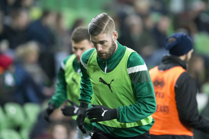 Lars Veldwijk loopt zich warm tijdens FC Groningen - ADO Den Haag (0-0).