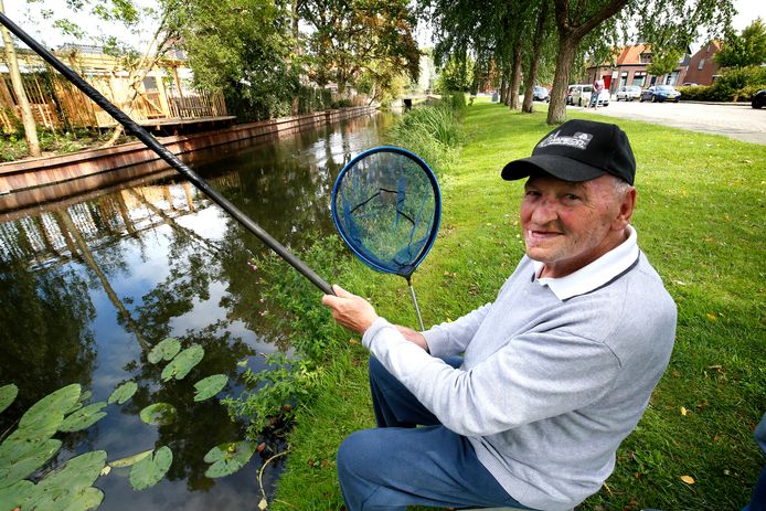 Speciaal voor deze foto nam Cees Vlot nog één keer plaats op zijn viskoffer. Om gezondsheidsredenen gaat vissen niet meer.