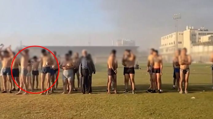 Een stilstaand beeld van de video met de groep gevangenen in het Yarmouk-stadion van Gaza-Stad. (Datum onbekend)