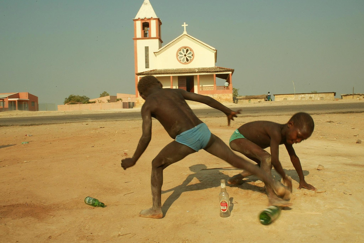 Spelende kinderen in Angola. Nederland beheert al enige jaren terugkeerhuizen in Angola en Congo. Het rapport meldt dat in die twee huizen één keer iemand heeft overnacht. Beeld epa