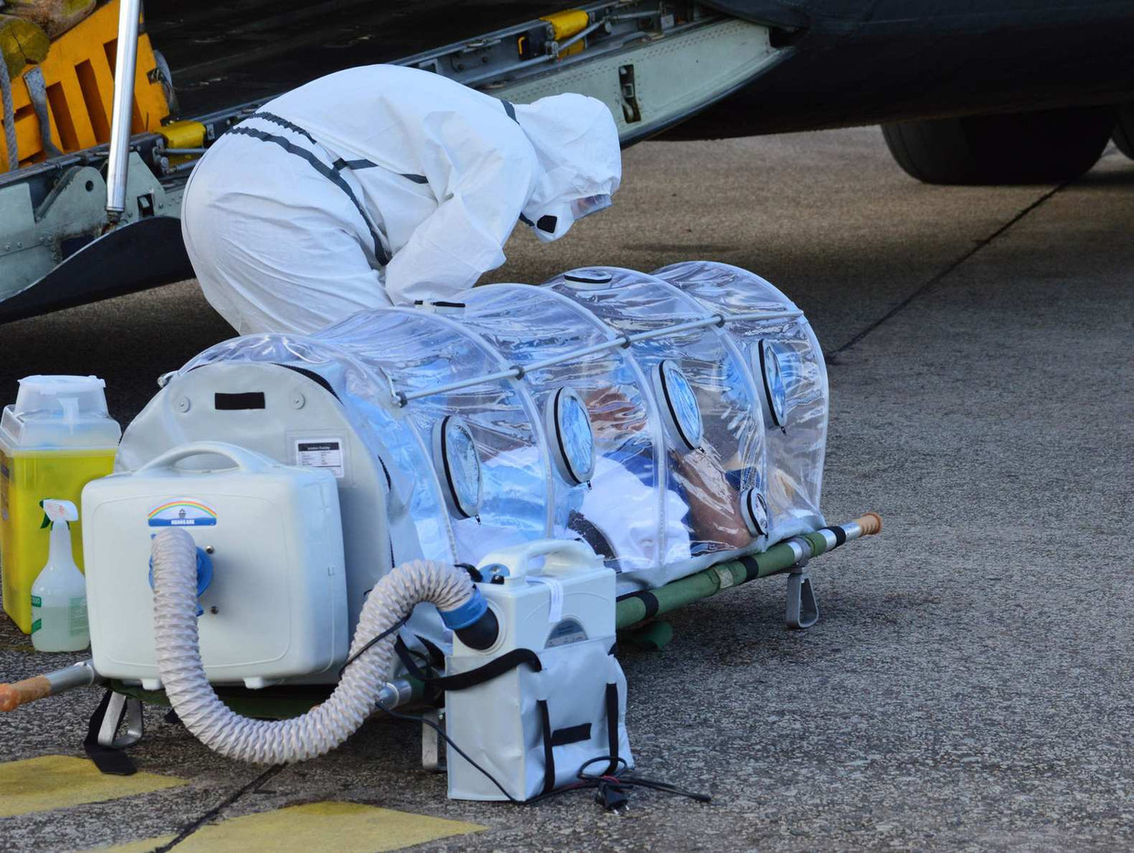 Een Spaanse verpleegkundige kijkt naar een patiënt met ebola. Beeld reuters