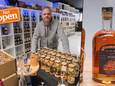 David Dobbelaere, in zijn nieuwe winkel / rechts een unieke Bielle rum