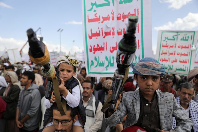Jongens dragen namaak-raketwerpers tijdens een betoging in Sanaa, Jemen, voor solidariteit met Palestijnen in Gazas. (29/03/24)