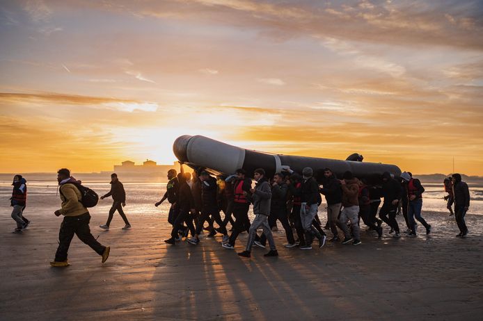 Archiefbeeld. Migranten bij Gravelines dragen een boot waarmee ze het kanaal willen oversteken. (12/10/22)