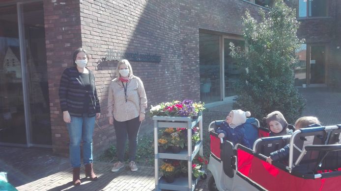 De kinderen van De Zevensprong brachten bloemen naar wzc Alfons Smets. De bloemen werden geschonken door Bert Janssens van Bloemenland.