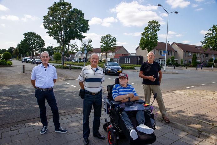 Leden van het Leefbaarheidsteam Achtse Barrier op de kruising Spaaihoefweg-Fransebaan. Die moet aangepast worden voor het snelfietspad Eindhoven-Den Bosch. Zij hebben een eigen variant voorgesteld. Op de foto (vlnr) Frans Verhees, Ben Koenen, Henk de Kleijn en Wouter Niezing.