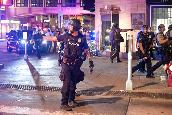 De politie van Minneapolis probeerde de relschoppers weg te krijgen met traangasgranaten.