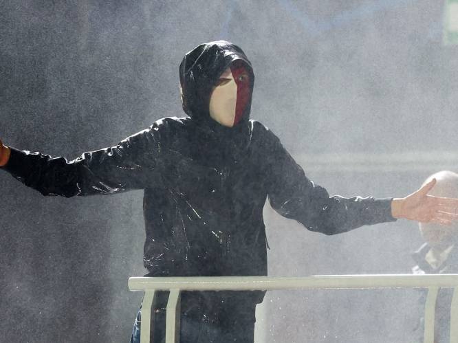 KIJK. Onrust op de Bosuil: gemaskerde Antwerp-fans proberen Porto-aanhang aan te vallen, politie zet waterkanon in