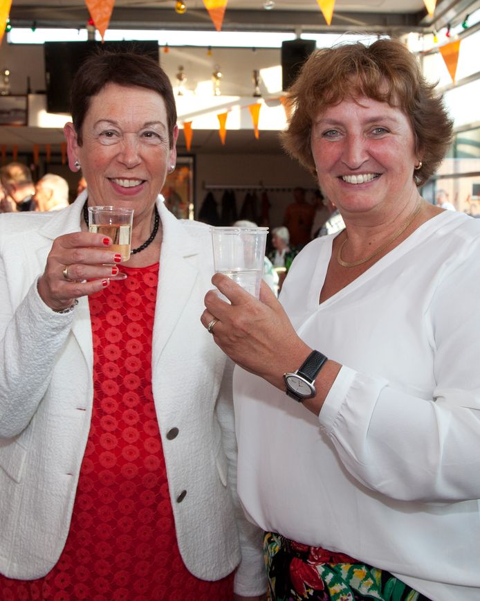 Ank de Groot-Slagter (links) naast burgemeester Liesbeth Spies
