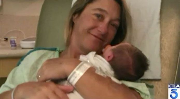De 45-jarige Beth Clay en haar kersverse zoon Liam.