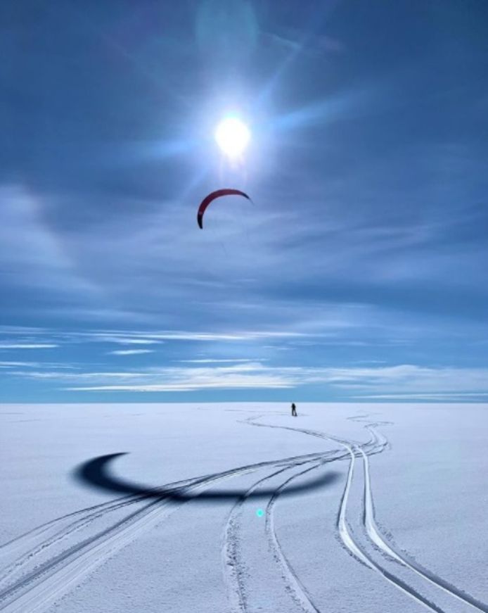 De avonturiers ondernamen de tocht met kites.