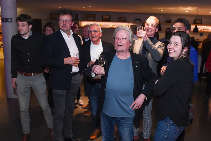 D66 heft het glas. De partij wint een zetel.