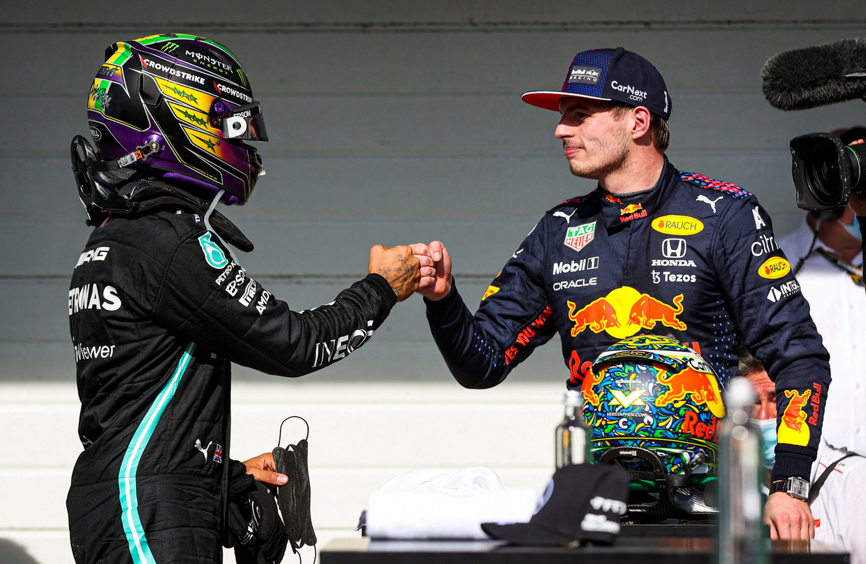 Hamilton en Verstappen geven elkaar een vuistje. Of hun teambazen dat nog zullen doen, valt te betwijfelen. Beeld AFP