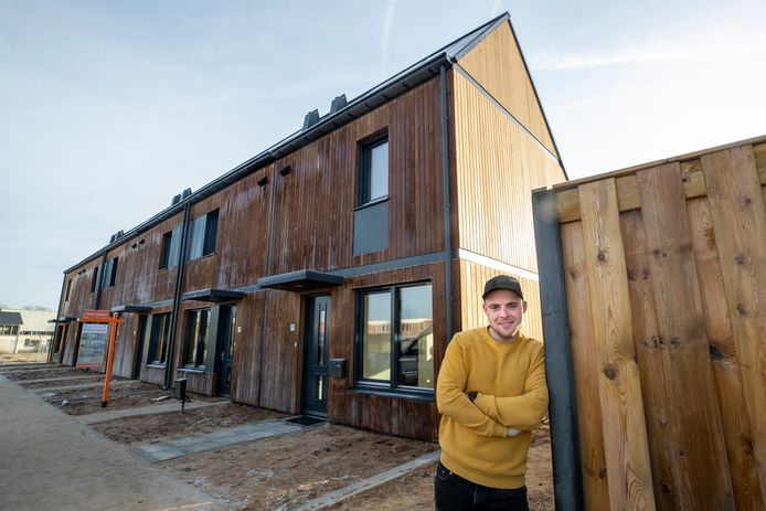 Sjoerd Visser voor zijn gloednieuwe prefabwoning in Herwen.